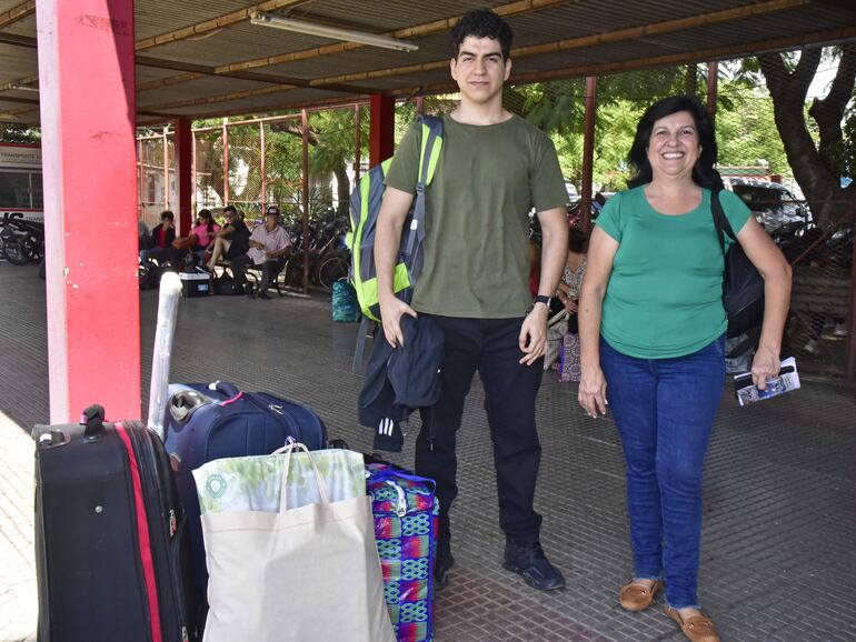 Nancy Cano se mostraba feliz y ansiosa de disfrutar la Semana Santa en Argentina cons us familiares. Llevaba un importante equipaje: Sopa y Chipa. Está acompañada de su hijo. 