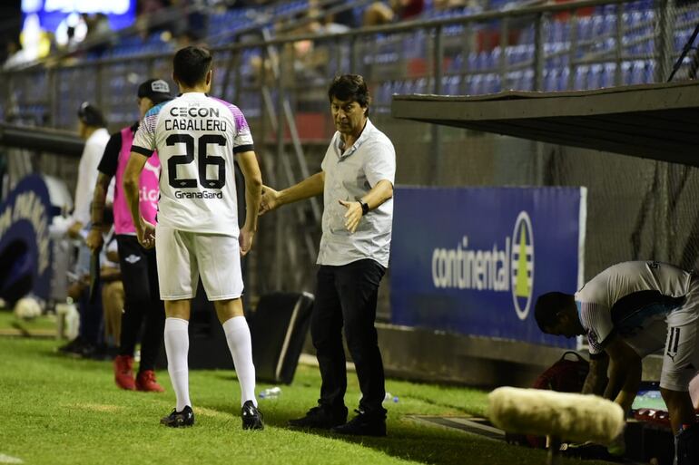 Daniel Garnero dialoga con Hernesto Caballero, durante el partido entre Libertad y San Lorenzo.