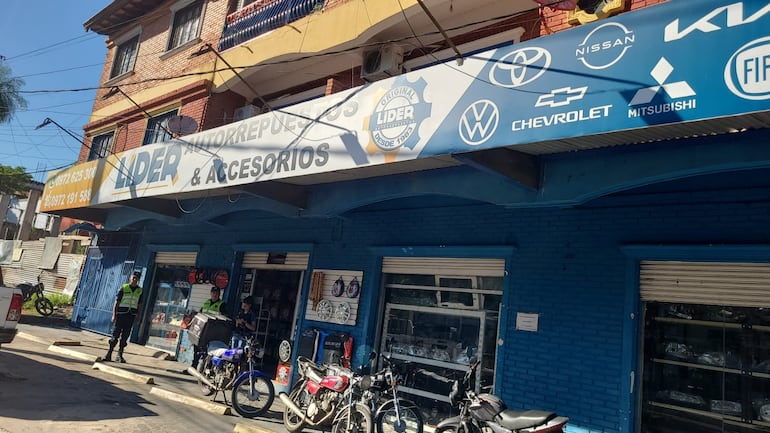 Frente a un local comercial en la avenida Fernando de la Mora, una pareja ardió en llamas luego de que la mujer rociará un líquido inflamable a ambos y lo prendiera fuego.