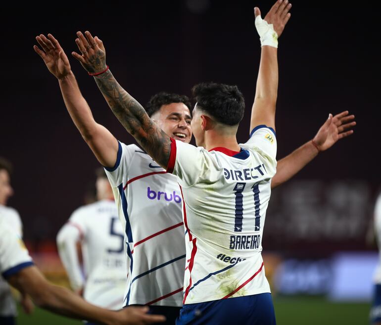 El paraguayo Adam Bareiro (11), futbolista de San Lorenzo de Almagro, festeja un gol en el partido ante Lanús por la primera fecha de la Copa de la Liga 2023 en el estadio Ciudad de Lanús, en Lanús, Argentina.