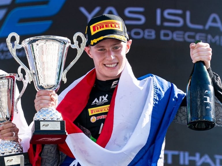 El paraguayo Joshua Duerksen (c), piloto de AIX Racing, celebra la victoria en la carrera principal de Emiratos Árabes Unidos por la Fórmula 2 de la FIA, en el Circuito de Yas Marina, en Abu Dabi.