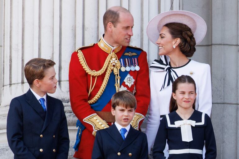 El príncipe William con su esposa Kate y los príncipes Jorge, Luis, y Carlota.