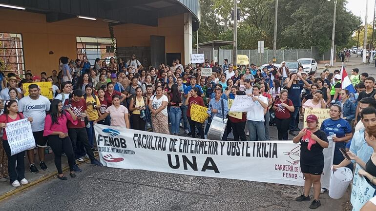 Más de 500 estudiantes de varias facultades de la Universidad Nacional de Asunción (UNA) se unieron para manifestarse sobre la calle Mcal. López, frente al Campus.