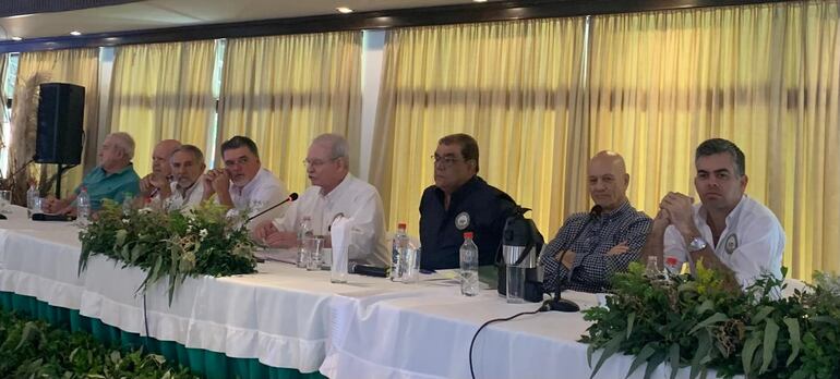 En el centro, el Dr. Pedro Galli, haciendo lectura de la memoria de su gestión, durante la asamblea de la Rural, este domingo.