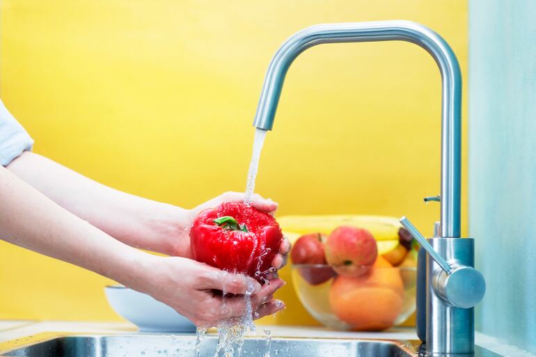 El lavado de alimentos es una de las claves para mantener su inocuidad.