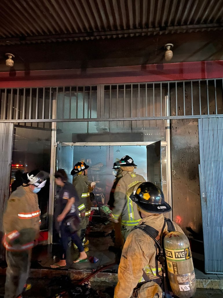 Bomberos de la Décima Compañía de Bomberos Voluntarios de Ypacaraí extinguieron el incendio.