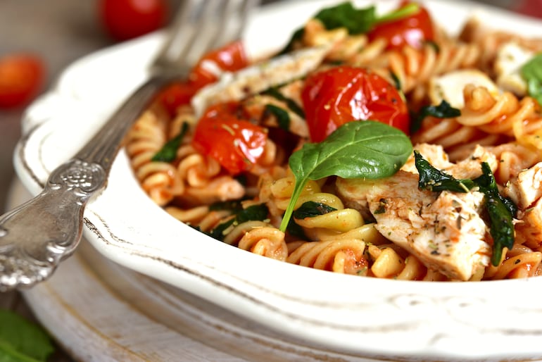 Ensalada de fideos fusilli con pollo.