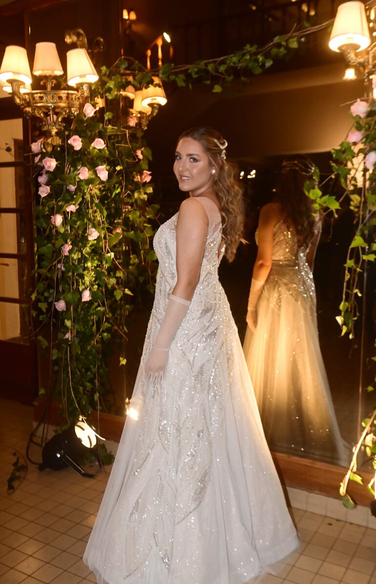 Eugenia María Heisecke Martínez lucio un vestido diseñado por Florencia Nicora.