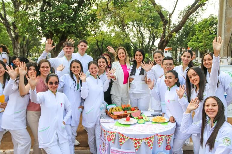 La primera dama del Guairá, Alejandra Bellenzier, junto a estudiantes de enfermería de la UNVES.