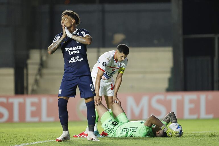 Paolo Guerrero (i), futbolista de Alianza Lima, reacciona a una jugada en el partido contra Nacional por la Fase 1 de la Copa Libertadores 2025 en el estadio Arsenio Erico, en Asunción, Paraguay.