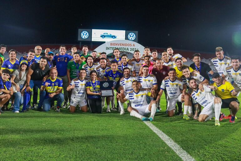 Jugadores, cuerpo técnico y miembros del staff del 12 de Junio de Villa Hayes festejan el ascenso a la División Intermedia. (Foto: APF)