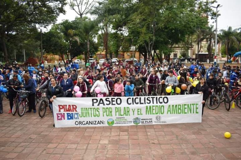 Alumnos de distintas instituciones educativas públicas y privadas de la ciudad de Pilar participaron en la fecha del paseo ciclístico en el marco del "Mes del medio ambiente".