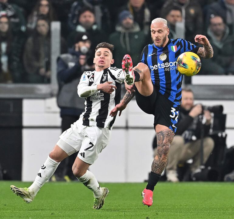 Turin (Italy), 16/02/2025.- Juventus' Francisco Conceicao and Inter's Federico Dimarco in action during the Italian Serie A soccer match Juventus FC vs Inter FC at the Allianz Stadium in Turin, Italy, 16 February 2025. (Italia) EFE/EPA/ALESSANDRO DI MARCO
