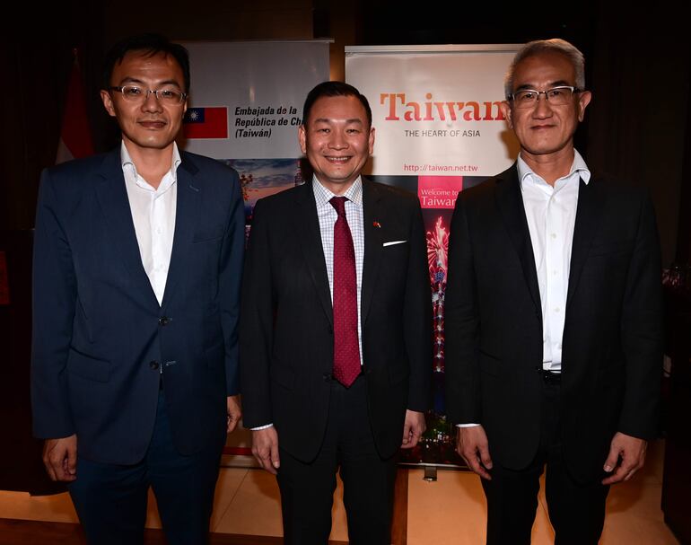 Juan Wu, el embajador de la República de China (Taiwán) José Han y Ricardo Chiu.