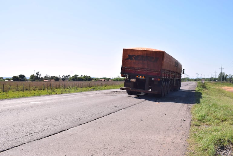 Los camiones de gran porte realizan peligrosas maniobras para evitar los cráteres de la ruta en la circunvalación de Paraguarí.