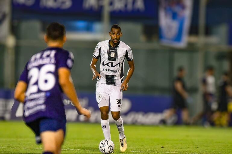 Helerson Mateus (26 años), defensor brasileño de Tacuary.