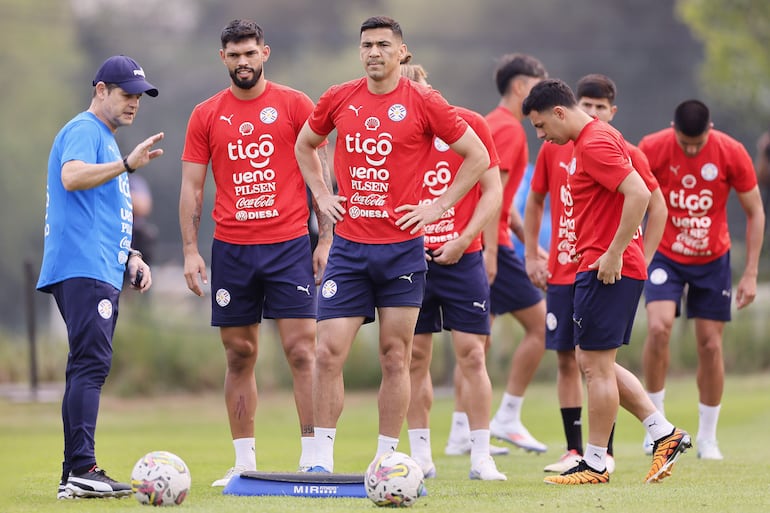 En la cancha van a cambiar de lados en la defensa. Omar Alderete  y a su izquierda, Fabián Balbuena, el que lo acompañará esta noche en el fondo en lugar del suspendido Gustavo Gómez.