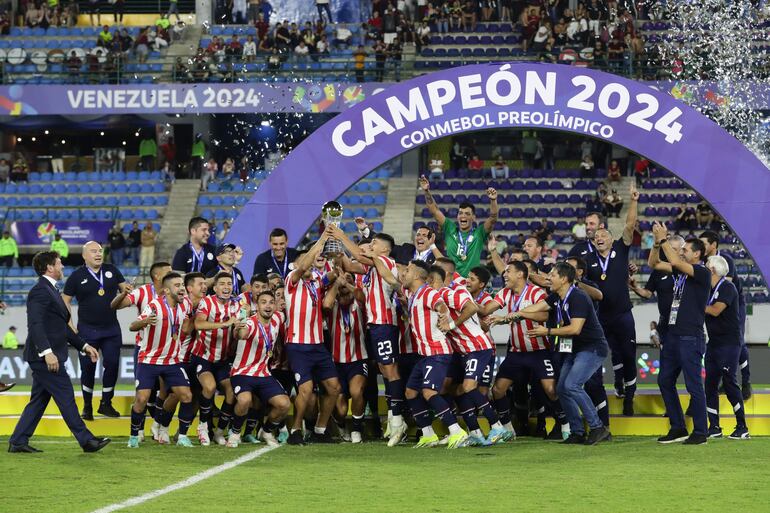 Los jugadores de Paraguay celebran la clasificación a Los Juegos Olímpicos París 2024 y la consagración de campeón del Preolímpico 2024 en el estadio Nacional Brígido Iriarte, en Caracas, Venezuela.