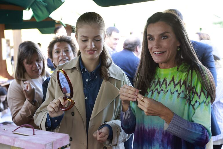 La princesa de Asturias junto a su madre, la reina Letizia, durante el Pueblo Ejemplar 2023 el 21 de octubre de 2023. (EFE/Casa Real)
