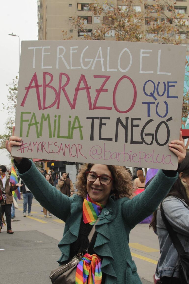 Miles de personas participaron en la XXIII marcha del Orgullo en la que se advirtió de la fragilidad política de los avances logrados y la necesidad de seguir en la lucha, en Santiago de Chile (Chile).