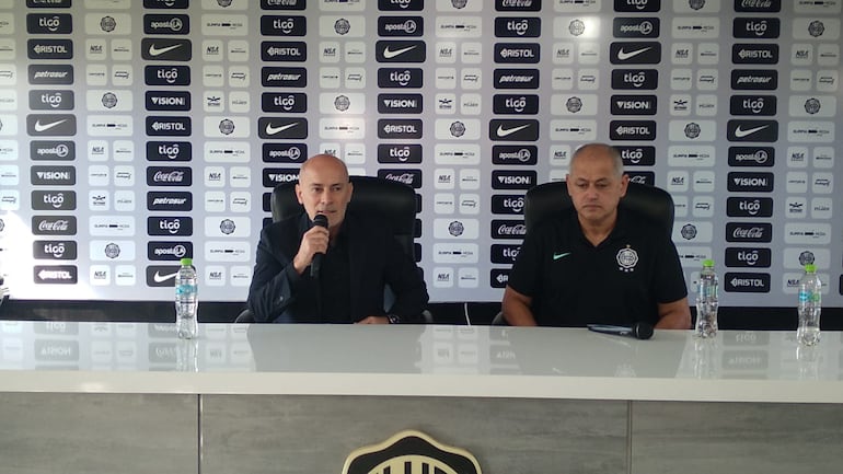 Miguel Cardona, presidente de Olimpia, y Francisco Arce, nuevo entrenador, en conferencia de prensa.