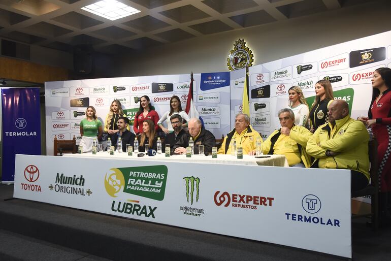 Autoridades del Touring y Automóvil Club Paraguayo, junto a los representantes de las firmas auspiciantes y autoridades nacionales, participaron del lanzamiento.