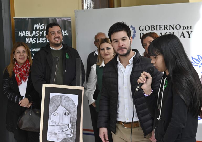 El Ministerio de la Niñez entregó premios de un concurso de dibujos donde participaron niños. La temática fue abordar la violencia sexual infantil en Paraguay.

