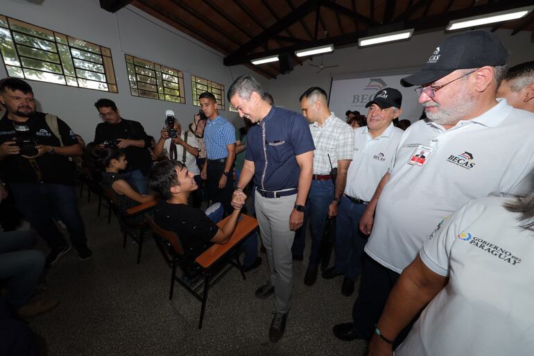 Más de 17.000 jóvenes rinden este sábado para poder acceder a las 5.000 becas del Gobierno del Paraguay. En la foto, el Presidente Santiago Peña durante su visita a uno de los locales donde se toman las pruebas.