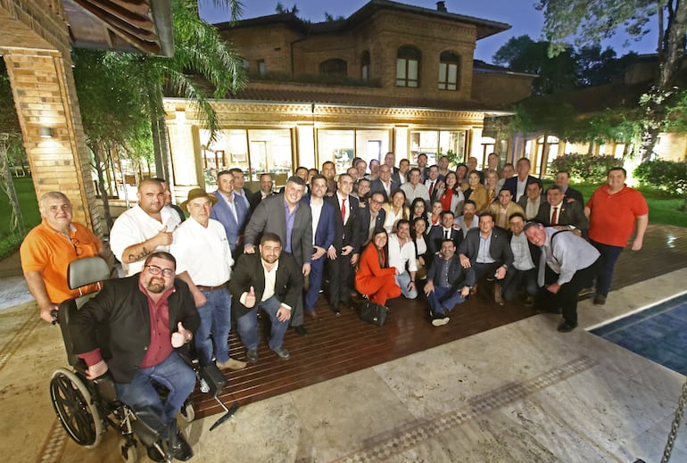 Cartistas posan para una foto al lado de Horacio Cartes. Políticos se congregan en casa de Horacio Cartes en señal de apoyo tras sanción de EE.UU.