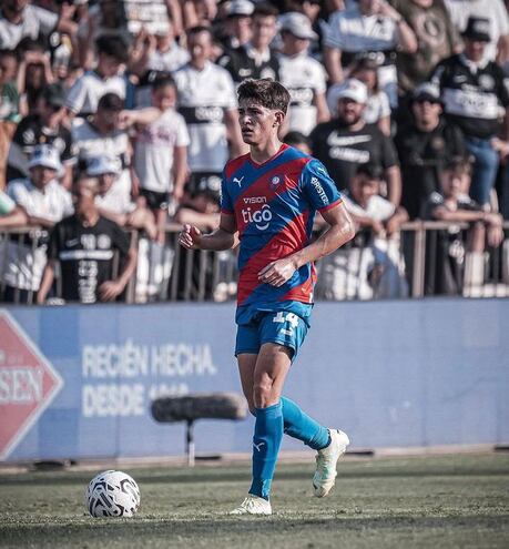 Lucas Quintana, defensor de Cerro Porteño, durante un partido contra Olimpia.