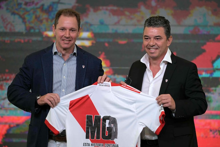 El argentino Marcelo Gallardo (d) en la presentación del segundo ciclo como entrenador de River Plate en el estadio Monumental, en Buenos Aires. 