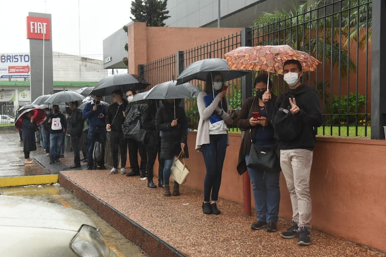 Fila de gestores que pretenden ingresar sus expedientes en las oficinas de Registros Públicos