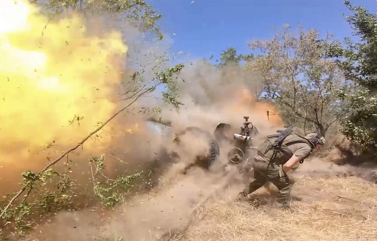 Un soldado ruso en una posición de artillería dispara contra las fuerzas ucranianas en una ubicación no revelada.