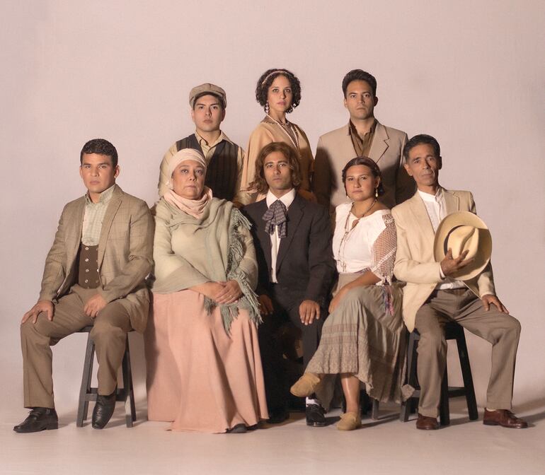 El elenco de la obra teatral "Ortiz Guerrero, amarga plegaria" que esta noche tendrá una función especial en el Arlequín Teatro.