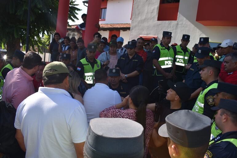 Los concejales que conforman el grupo de la mayoría sesionaron en un sector del predio de la Municipalidad local 