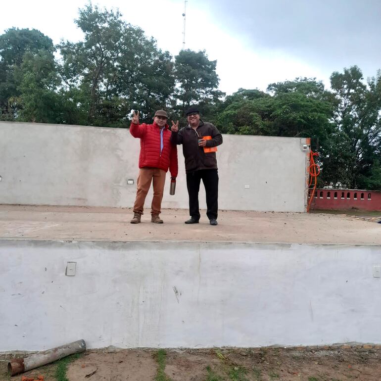 El intendente Hilario Adorno ayer en la plaza Soldado Ovelar, ubicada a solo 50 metros del local de la Municipalidad.