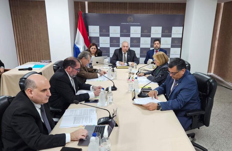 César Augusto Ruffinelli, Edgar Idalino López, Eugenio Jiménez Rolón, Gustavo Benicio Miranda, Gerardo Ramón Bobadilla, Alicia Beatriz Pucheta y Edgar Olmedo Silva, miembros del Consejo de la Magistratura (CM). Estuvo ausente el consejero Enrique Berni Brítez.