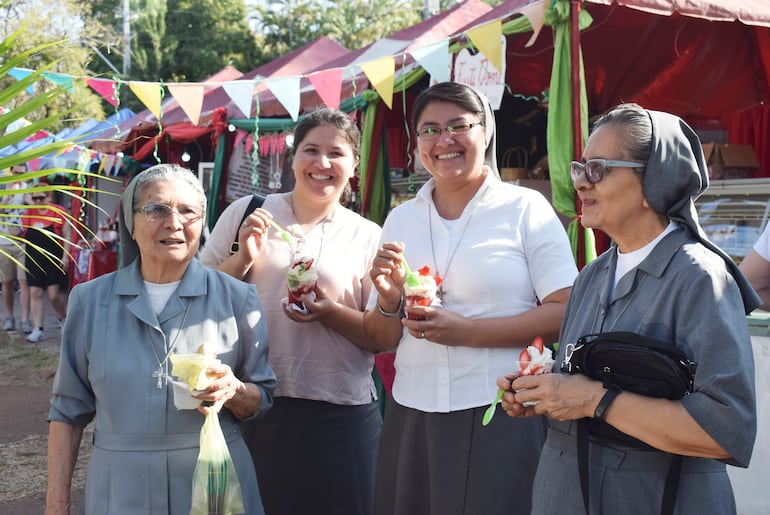 Religiosas de un colegio de Asunción instan a los turistas a apoyar las actividades de los productores de frutillas y de los artesanos de Areguá. 