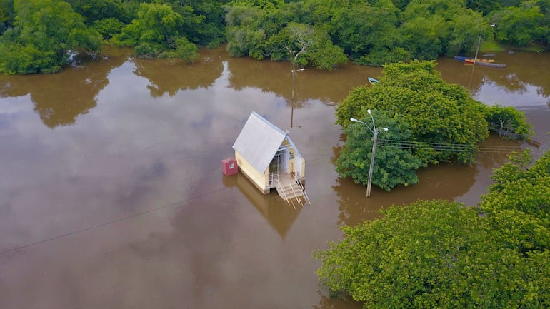 Santuario natural de la Virgen del Paso erigido a orillas del Tebicuarymí quedó rodeado de agua por el desborde del cauce hídrico. 