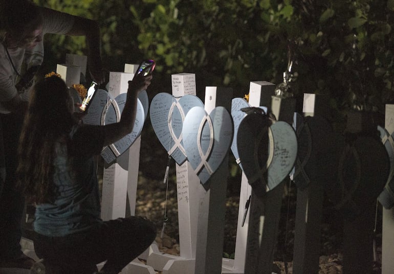 Memorial en honor a las víctimas del derrumbe del edificio Champlain Towers en Miami. (EFE)