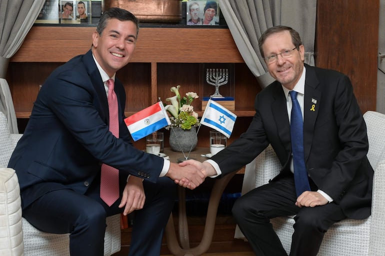 El presidente de Israel, Isaac Herzog (d), estrecha la mano del presidente de Paraguay, Santiago Peña, durante el encuentro que celebraron este miércoles en Jerusalén.