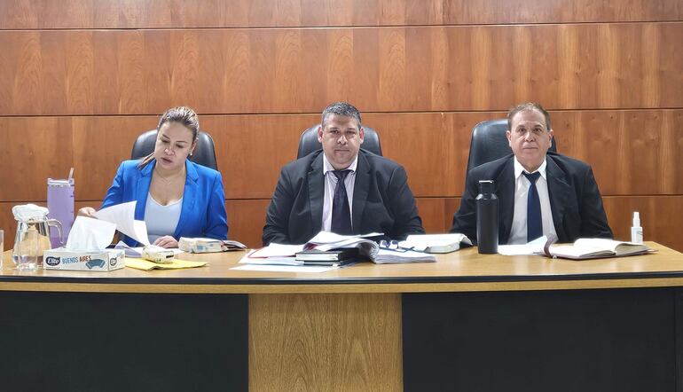 Los jueces Yolanda Portillo, Juan Carlos Zárate Pastor (presidente) y Héctor Capurro integran el Tribunal de Sentencia.