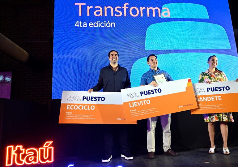 Los tres ganadores de la IV edición del  programa Itaú Transforma.