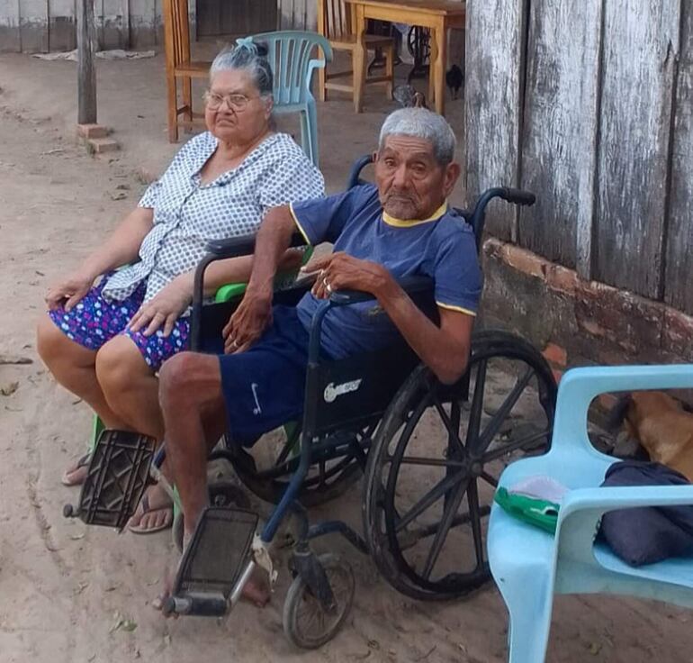 Don Tomás Paredes y su hermana Toribia sueñan con la vivienda propia.