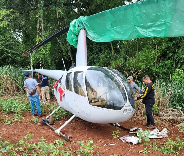 Helicóptero robado en Brasil fue hallado en Capitán Bado.