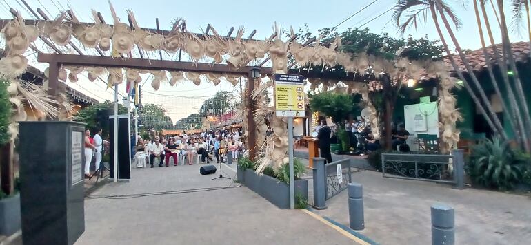 sombreros y pantallas de karanda´y adheridas por los postes del pórtico de la peatonal.