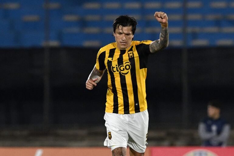 El delantero guaraní Federico Santander celebra después de marcar un gol durante el partido de vuelta de la fase de grupos de la Copa Sudamericana entre Danubio de Uruguay y Guaraní de Paraguay en el estadio Centenario de Montevideo el 25 de mayo de 2023.