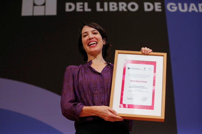 La escritora colombiana María Ospina recibiendo el Premio Sor Juana Inés en el año 2023.