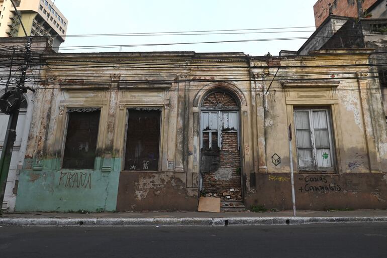 Casa que forma parte del patrimonio ubicada sobre la calle Independencia Nacional  casi Luis Alberto de Herrera.