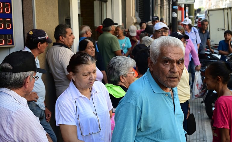 Los adultos mayores esperaron desde temprano para cobrar sus haberes de enero. El MEF acreditó el dinero desde las 13:15, según comunicó la entidad.